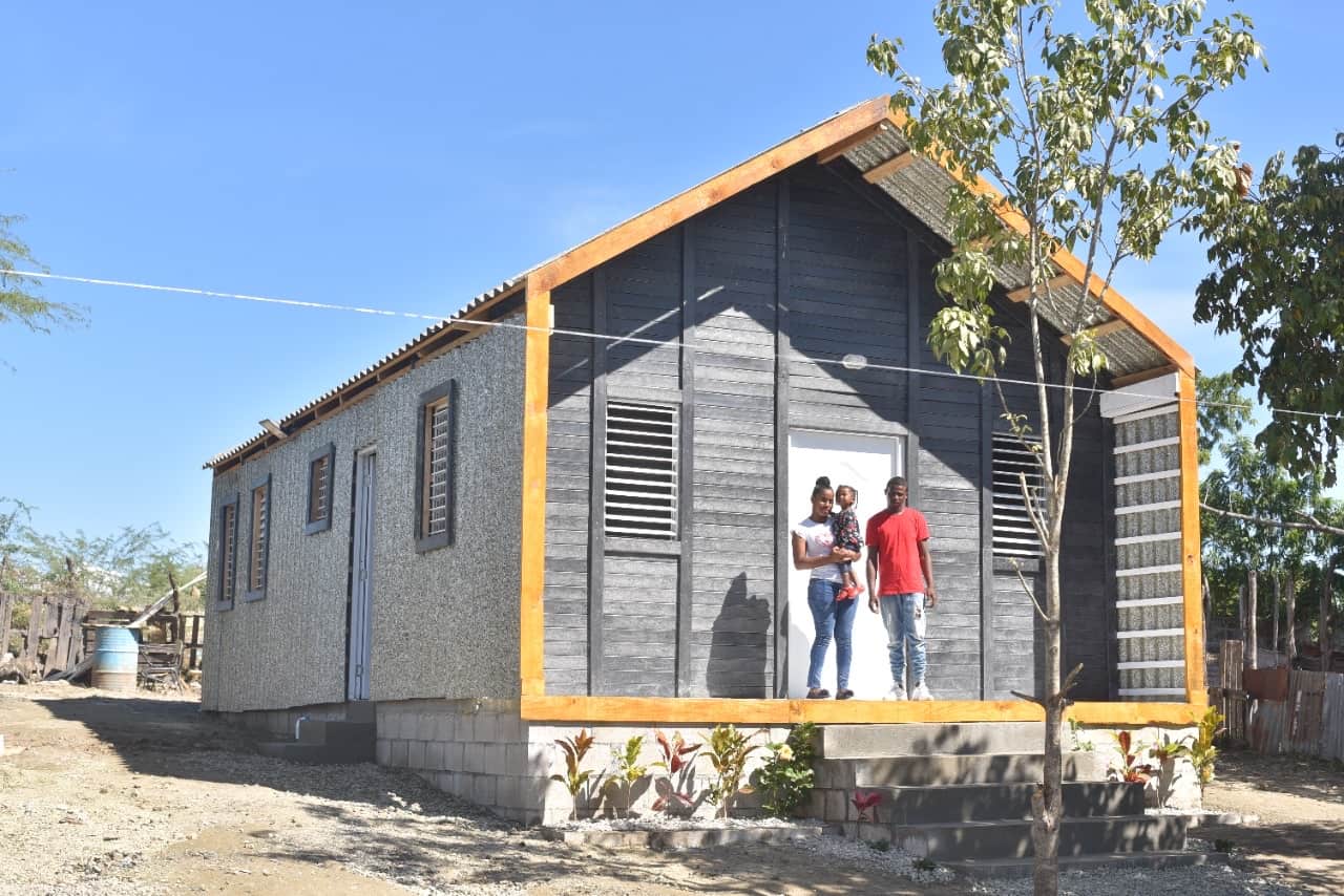 Tres familias recicladoras de oficio reciben viviendas construidas con material reciclado de los envases de Tetra Pak