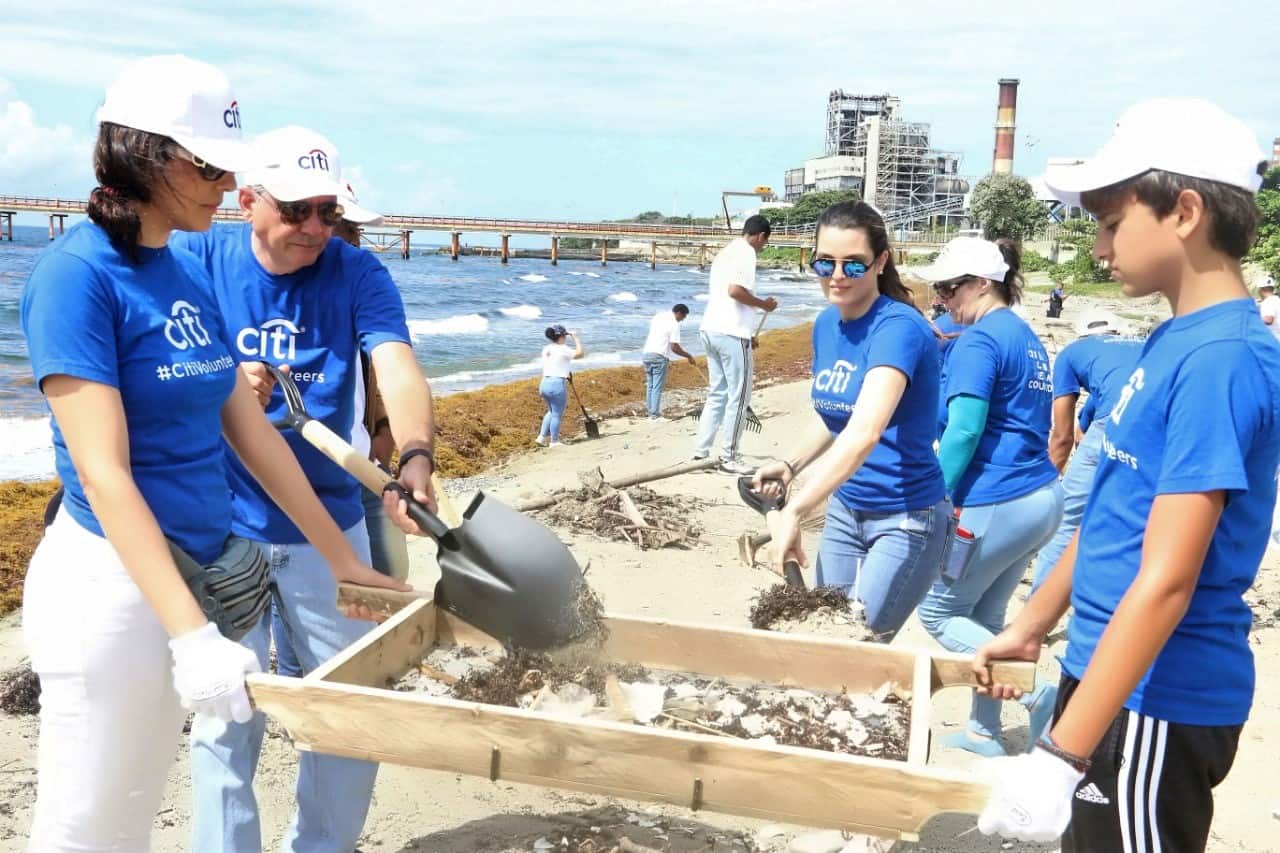 Citi recolecta más de 5 mil libras de desechos en jornada de limpieza de playa en Haina