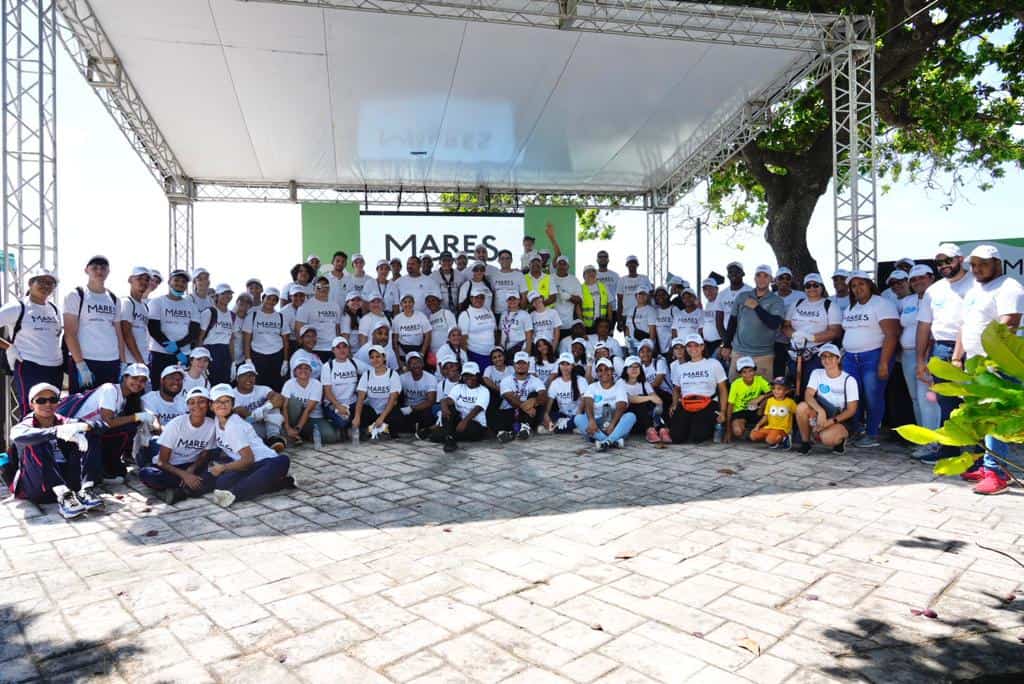 Voluntarios de más de 25 empresas que dieron cita en el programa de limpieza de playas