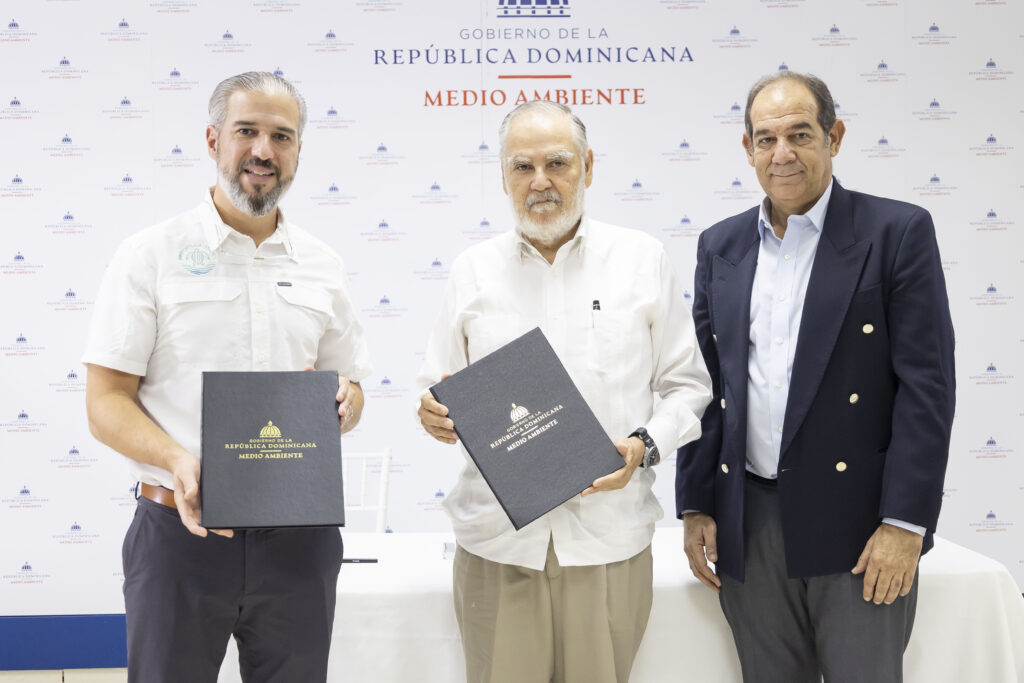 Miguel Ceara Hatton, William Phelan y José Ramón Reyes López en firma de Medio Ambiente