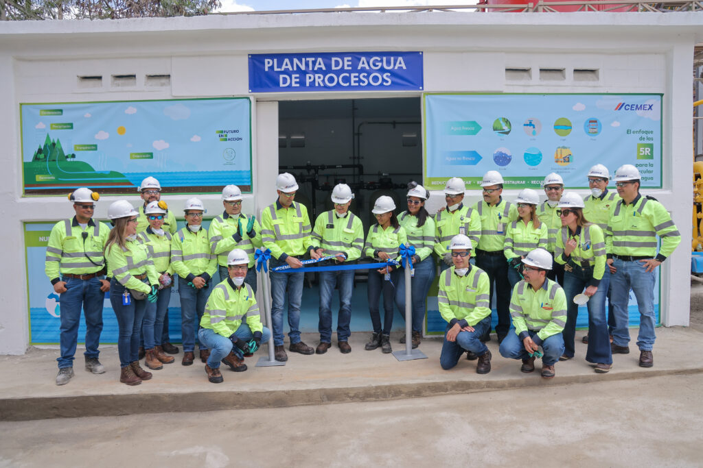 Ejecutivos Cemex durante la inauguración de la planta 2024