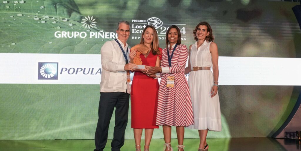 Rene Grullón, Encarna Piñero, Karina Vallejo e Isabel Piñero en la premiación Grupo Piñero