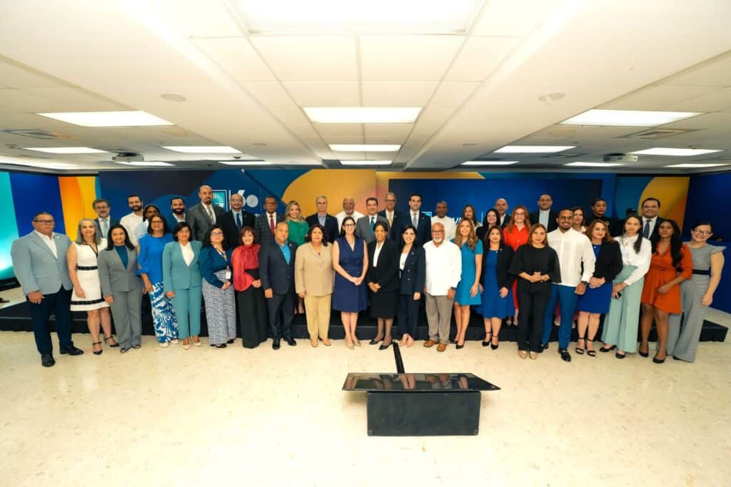 Excelencia Popular colabora actualmente con 23 instituciones académicas aliadas. En la foto, ejecutivos del Banco Popular, encabezados por su presidente ejecutivo, señor Christopher Paniagua, junto a autoridades académicas.