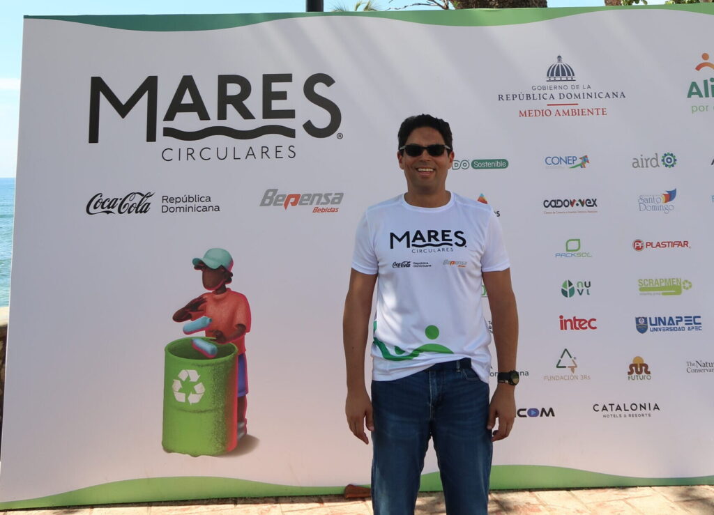 Programa de reciclaje en playa Güibia Bepensa Dominicana