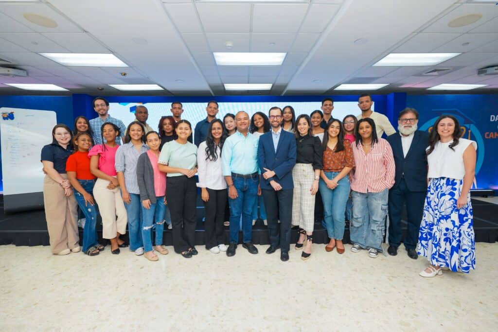 El programa de becas Excelencia Popular sigue fortaleciendo la formación personal y profesional de sus becados. En la foto, los becados junto a ejecutivos de la entidad bancaria.