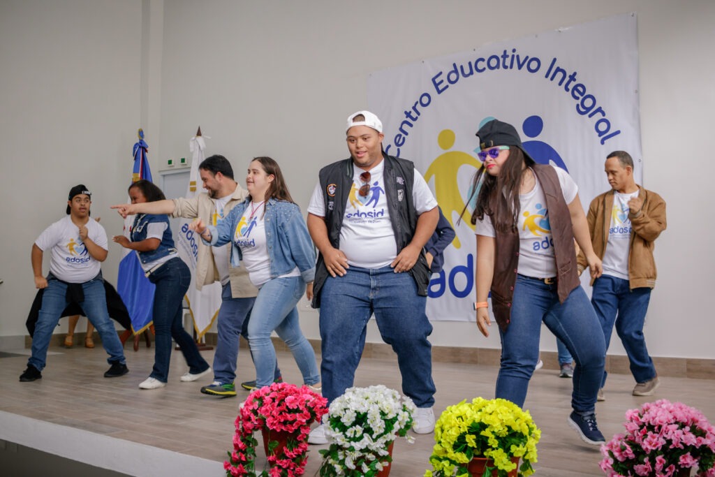 grupo de danza adosid en la inauguración del nuevo centro