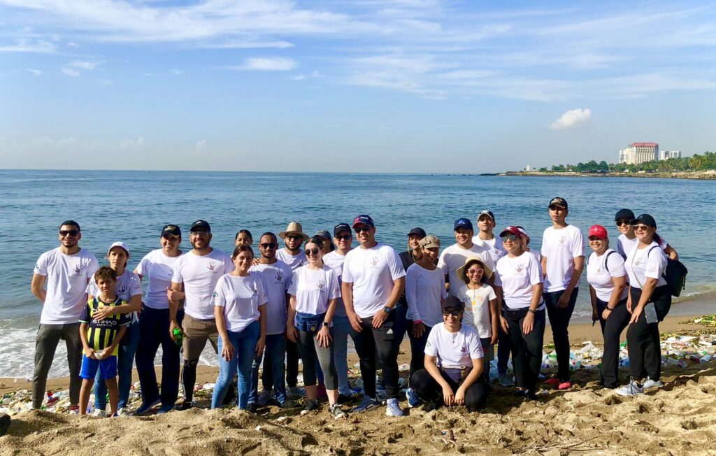 Voluntarios de Motor Crédito en playa montesino