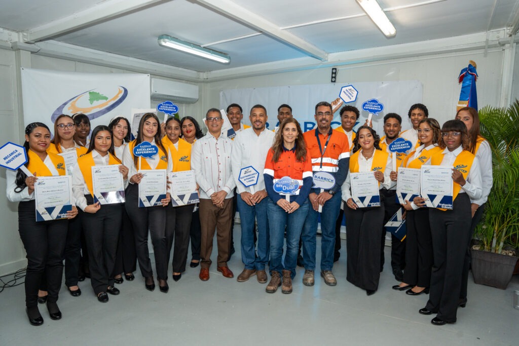 Graduandos programa de aprendices Barrick Pueblo Viejo