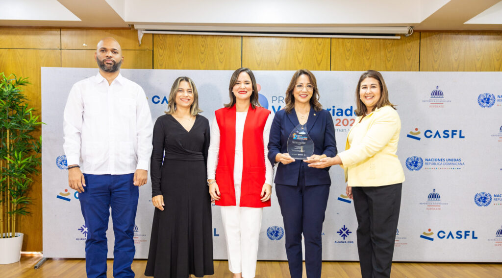 Josefina Navarro recibe el Premio Voluntariado Solidario