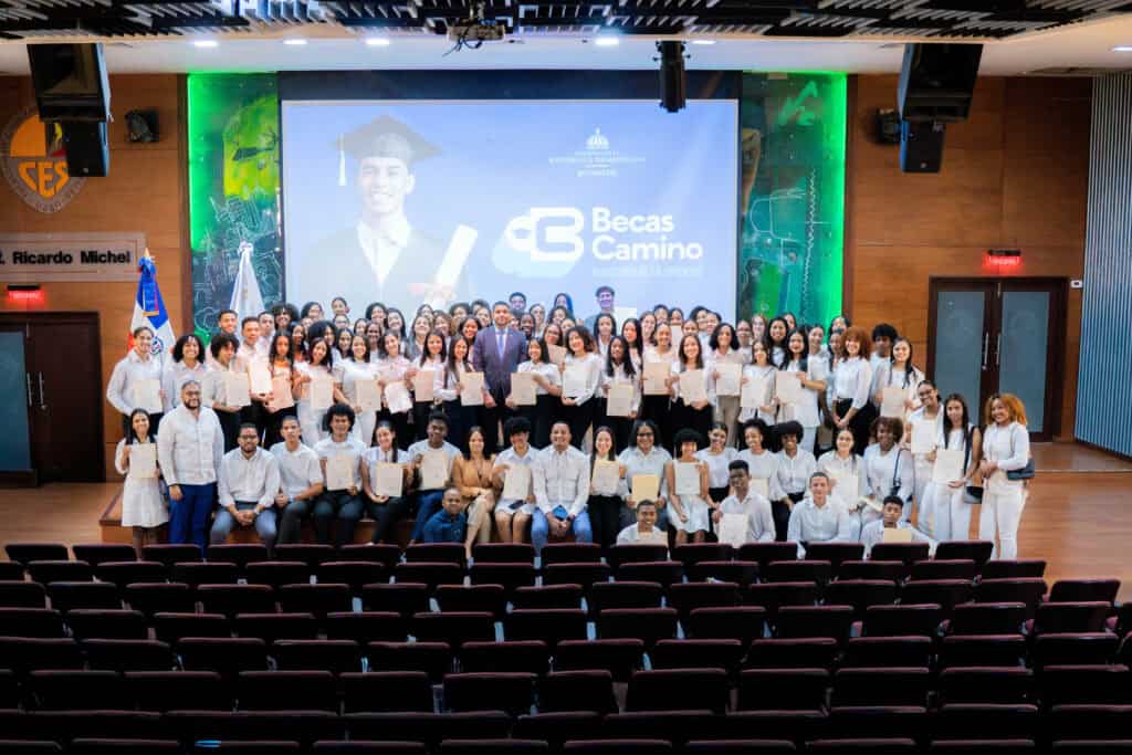 Ministerio de la Juventud entrega Becas Camino a 150 estudiantes
