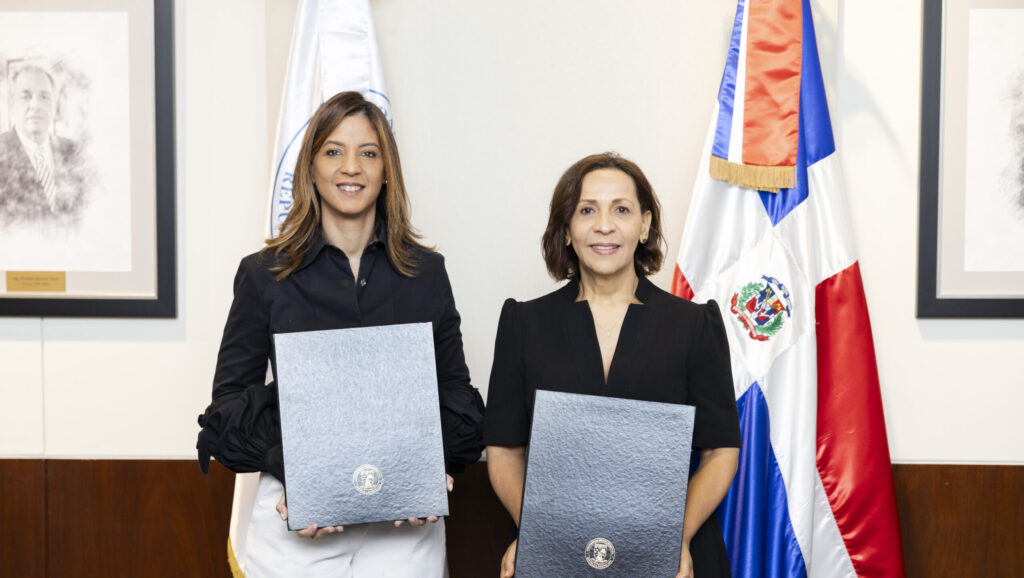 Odile Camilo Vincent y Mildred Minaya en acuerdo de colaboración UNIBE y Asociación Popular