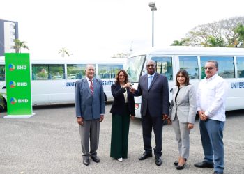 Banco BHD dona dos autobuses a la UASD para el transporte de su personal docente