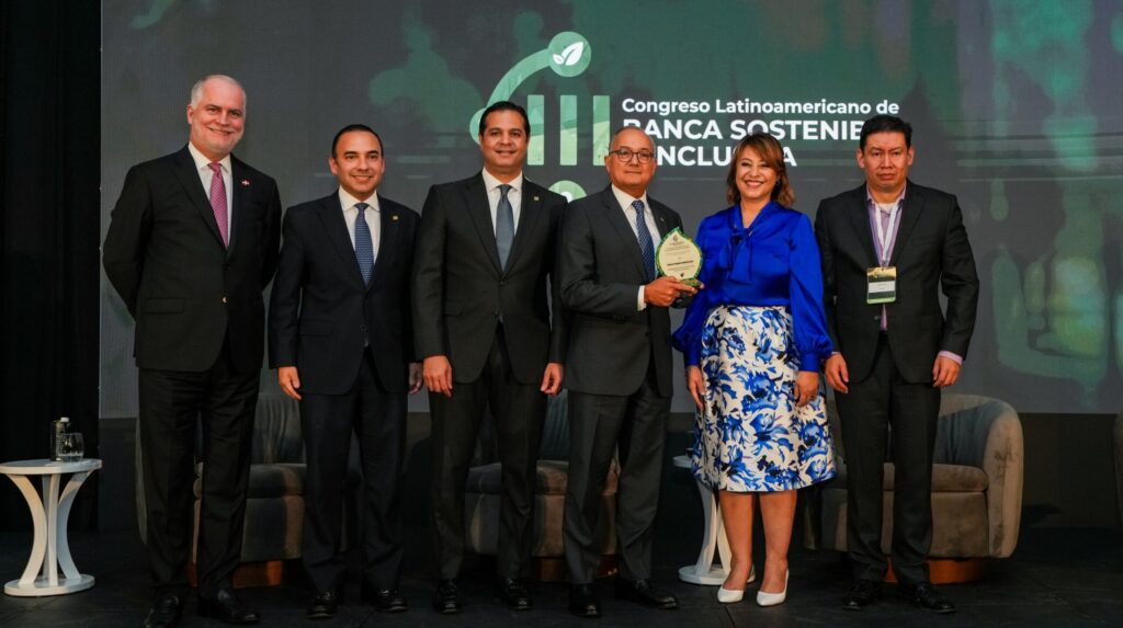 De izquierda a derecha, los señores Alejandro Fernández Whipple, Francisco García, Robinson Bou, Juan Lehoux, Rosanna Ruiz, y Jorge Saza.