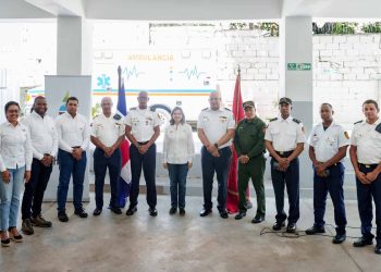 EGE Haina dona equipo de llenado de aire puro a los bomberos de San Cristóbal