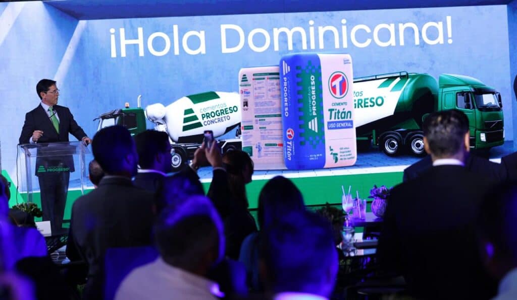 Enrique García, director Caribe de Cempro presenta la nueva imagen de Cemento Titán