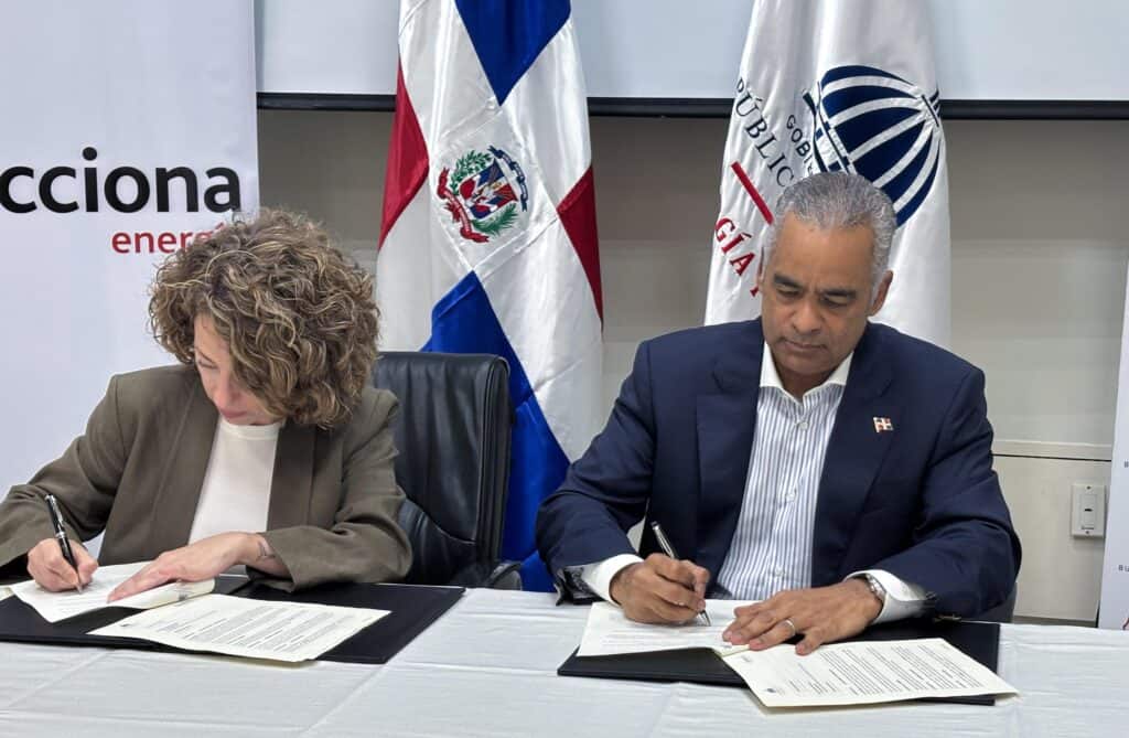 Joel Santos y Cristina Ruiz en firma del acuerdo