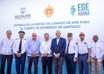 EGE Haina dona equipo de llenado de aire puro a los bomberos de Santiago