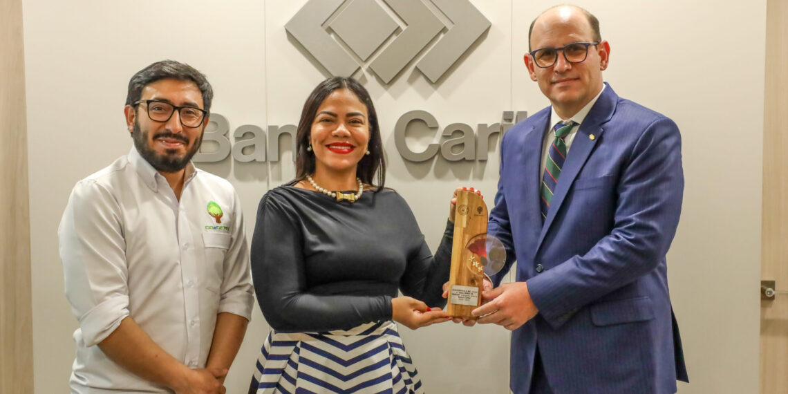 Daniel Vargas Urrego, Yomayra Martino entregando el reconomiento a Edgar del Toro