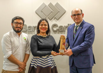 Daniel Vargas Urrego, Yomayra Martino entregando el reconomiento a Edgar del Toro