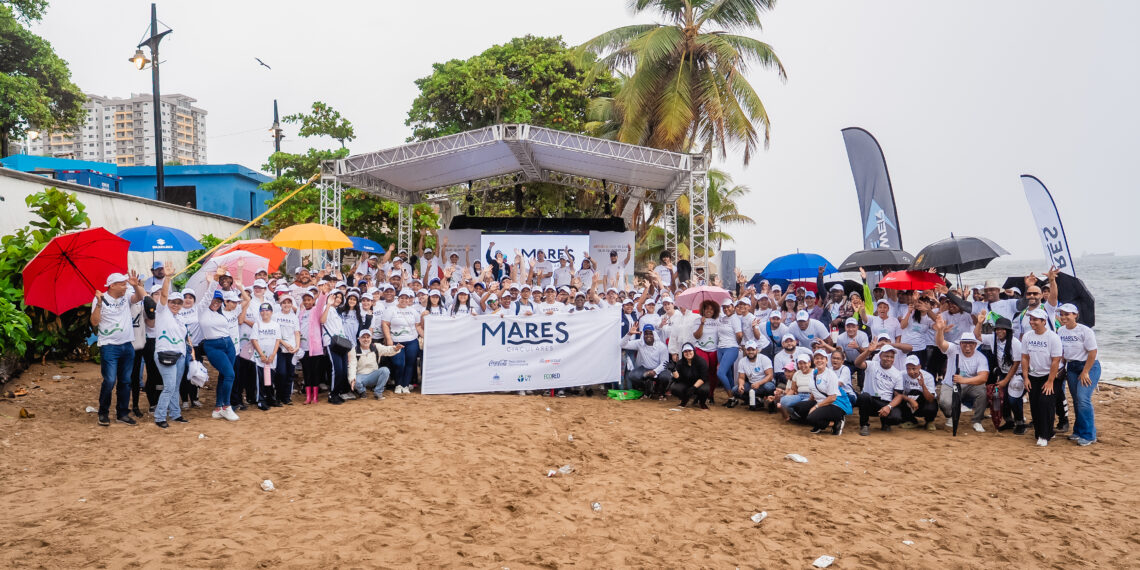 Más de 350 voluntarios se reunieron en la playa Güibia en el Día Internacional de Limpieza de Playas