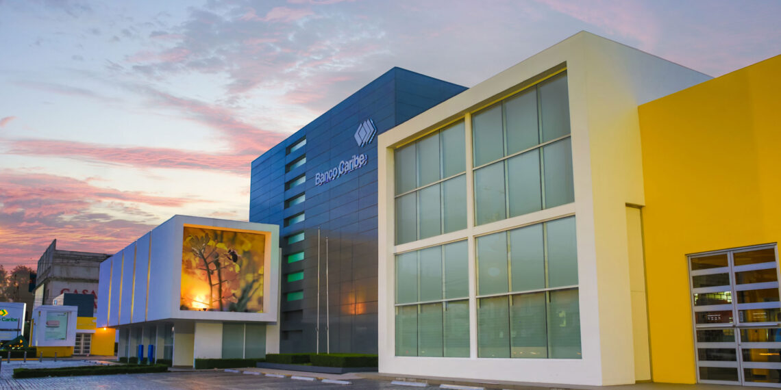 Foto Fachada de la sede central de Banco Caribe en el sector El Vergel en Santo Domingo