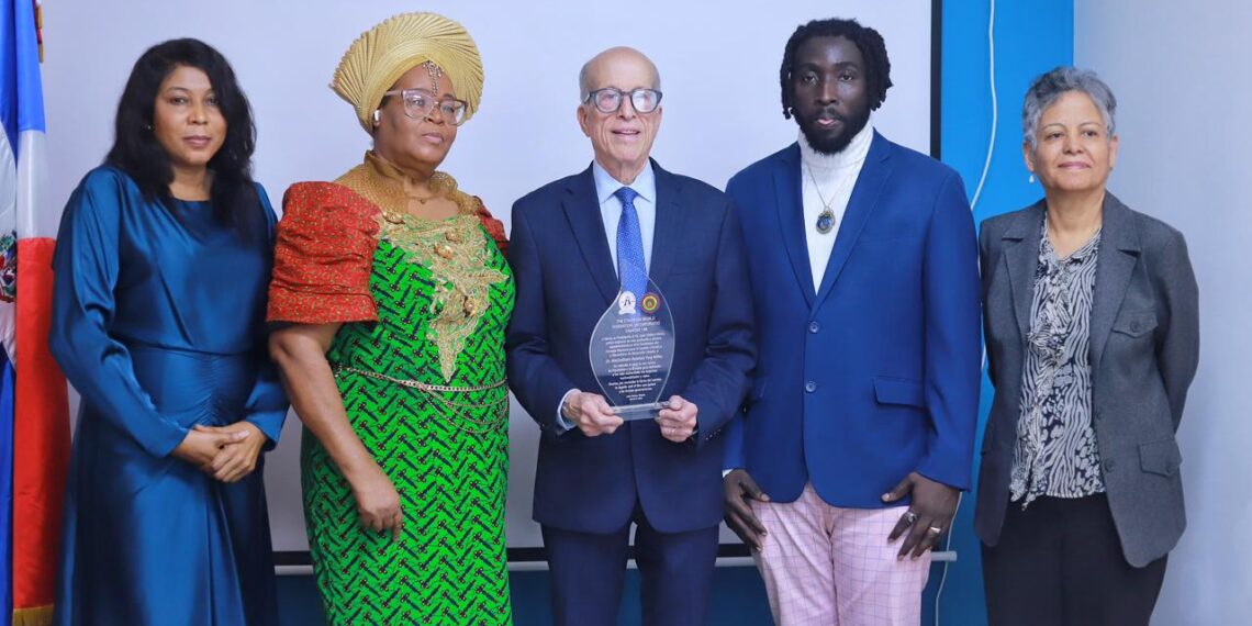 Max Puig en reconocimiento por aportes en desarrollo sostenible