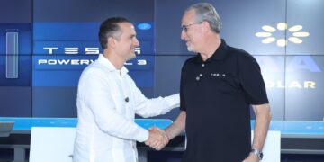 El ingeniero Carlos Grullón, líder de Raas Solar, se saluda con el señor Kris Koch, de Tesla