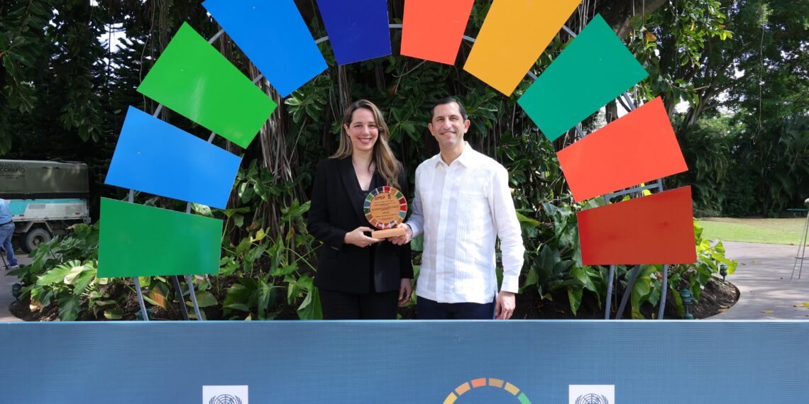 Milagros DesCamp, directora de sostenibilidad de InterEnergy Group y Roberto Herrera, director país de InterEnergy