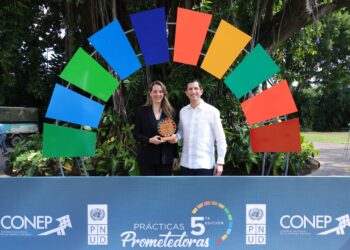 Milagros DesCamp, directora de sostenibilidad de InterEnergy Group y Roberto Herrera, director país de InterEnergy