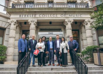 Felix Garcia, presidente de ITABO y Edwin de los Santos, presidente de AES, junto a ejecutivos del Berklee College of Music