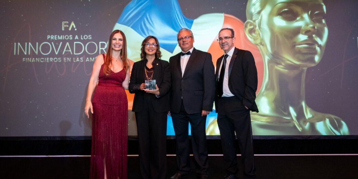Josefina Navarro recibe Premio Fintech