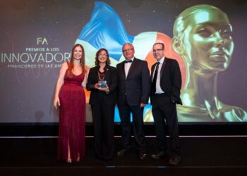 Josefina Navarro recibe Premio Fintech
