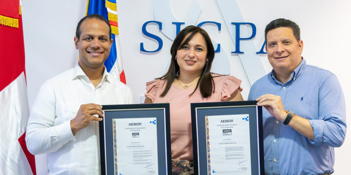 Ariel Espejo, director de AENOR Dominicana; Zoraida Chaljub, ingeniera de Calidad, Seguridad industrial y Medio Ambiente de SICPA Dominicana, y Amaury Abreu, gerente general de SICPA Dominicana.