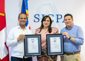 Ariel Espejo, director de AENOR Dominicana; Zoraida Chaljub, ingeniera de Calidad, Seguridad industrial y Medio Ambiente de SICPA Dominicana, y Amaury Abreu, gerente general de SICPA Dominicana.