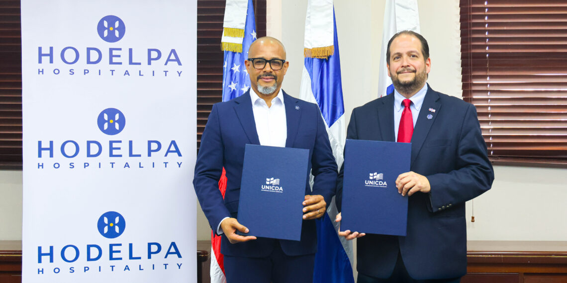 : Ángel Hernández, presidente y CEO de Hodelpa Hospitality, y Enrique Fernández Malla, rector de la Universidad Domínico Americano (UNICDA).