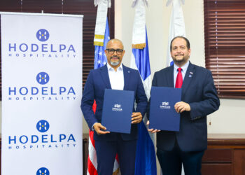 : Ángel Hernández, presidente y CEO de Hodelpa Hospitality, y Enrique Fernández Malla, rector de la Universidad Domínico Americano (UNICDA).