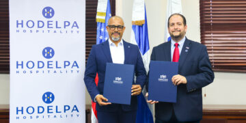 : Ángel Hernández, presidente y CEO de Hodelpa Hospitality, y Enrique Fernández Malla, rector de la Universidad Domínico Americano (UNICDA).