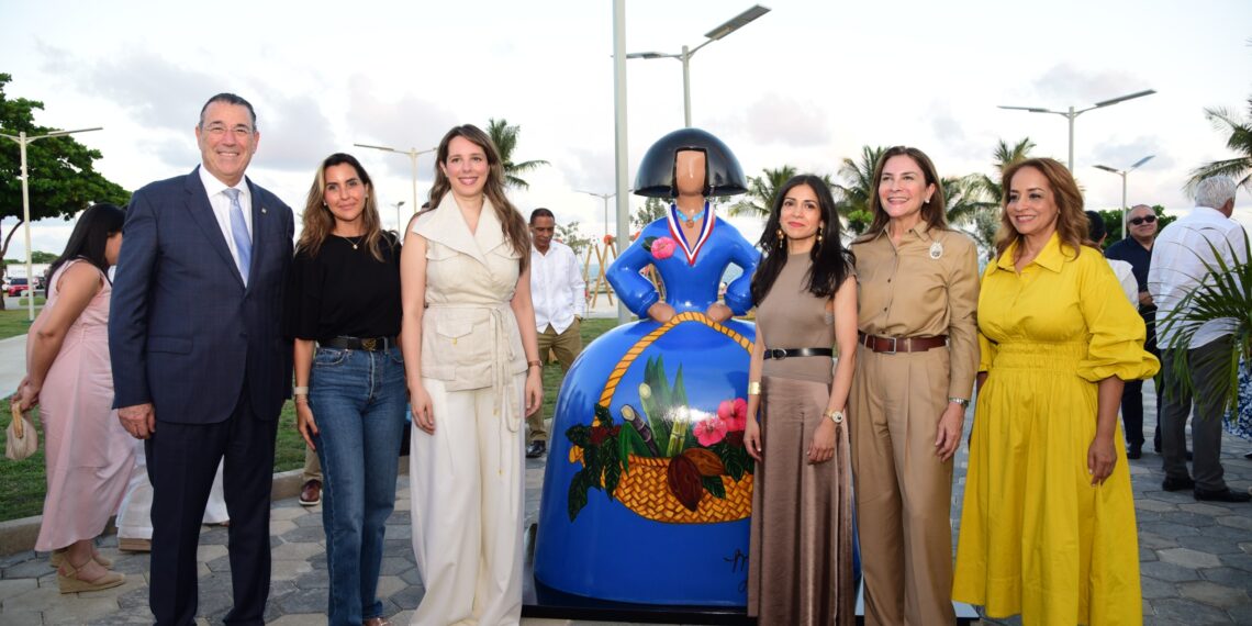 Vicepresidencia de CEPM junto a la escultura Menina