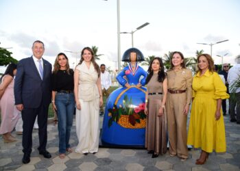 Vicepresidencia de CEPM junto a la escultura Menina