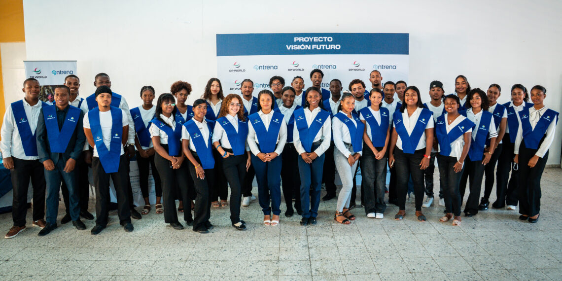 Parte de los jóvenes beneficiarios del Programa Visión Futuro (2)
