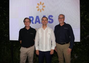 Representantes de Tesla y Carlos Grullón, Director General de RAAS Solar