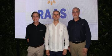 Representantes de Tesla y Carlos Grullón, Director General de RAAS Solar