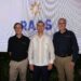 Representantes de Tesla y Carlos Grullón, Director General de RAAS Solar