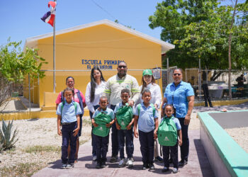 Colaboradores CEMPRO, niños y maestros de la comunidad
