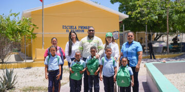 Colaboradores CEMPRO, niños y maestros de la comunidad