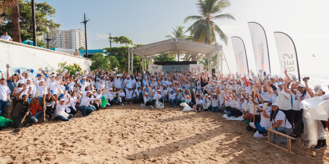 voluntarios unen fuerzas para limpiar Playa Güibia en conmemoración al Día Internacional de Limpieza de Costas santo domingo