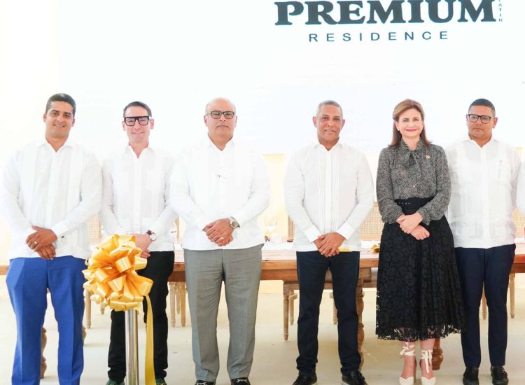 1- Julio Vargas, Edward De Valle II, Hector José Rizek, Franklin Martín Romero, la vicepresidenta de la Republica Raquel Peña e Ivanov Collado