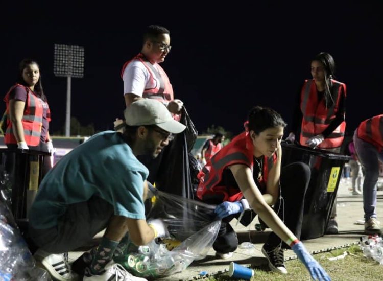 voluntarios recolectando plástico