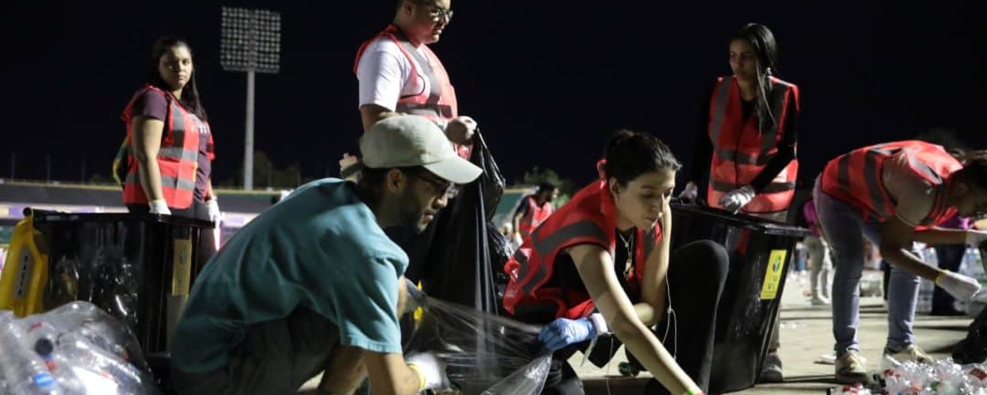 voluntarios recolectando plástico