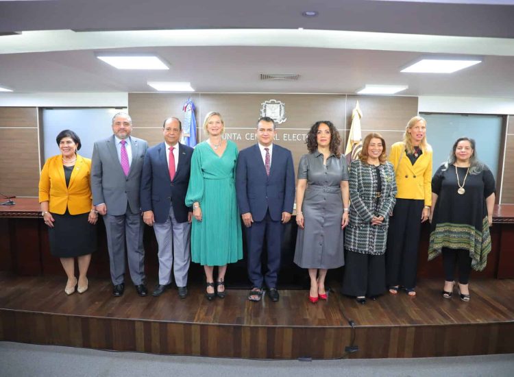 Representantes de la Junta Central y del Programa de las Naciones Unidas para el Desarrollo